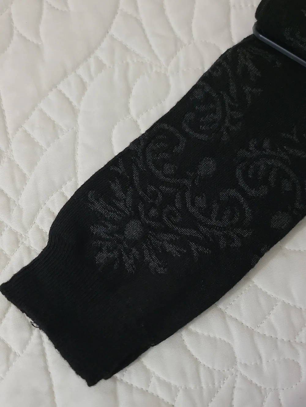 🐞4/$10🐞 HUE Women's Black Subtle Floral Dress Socks